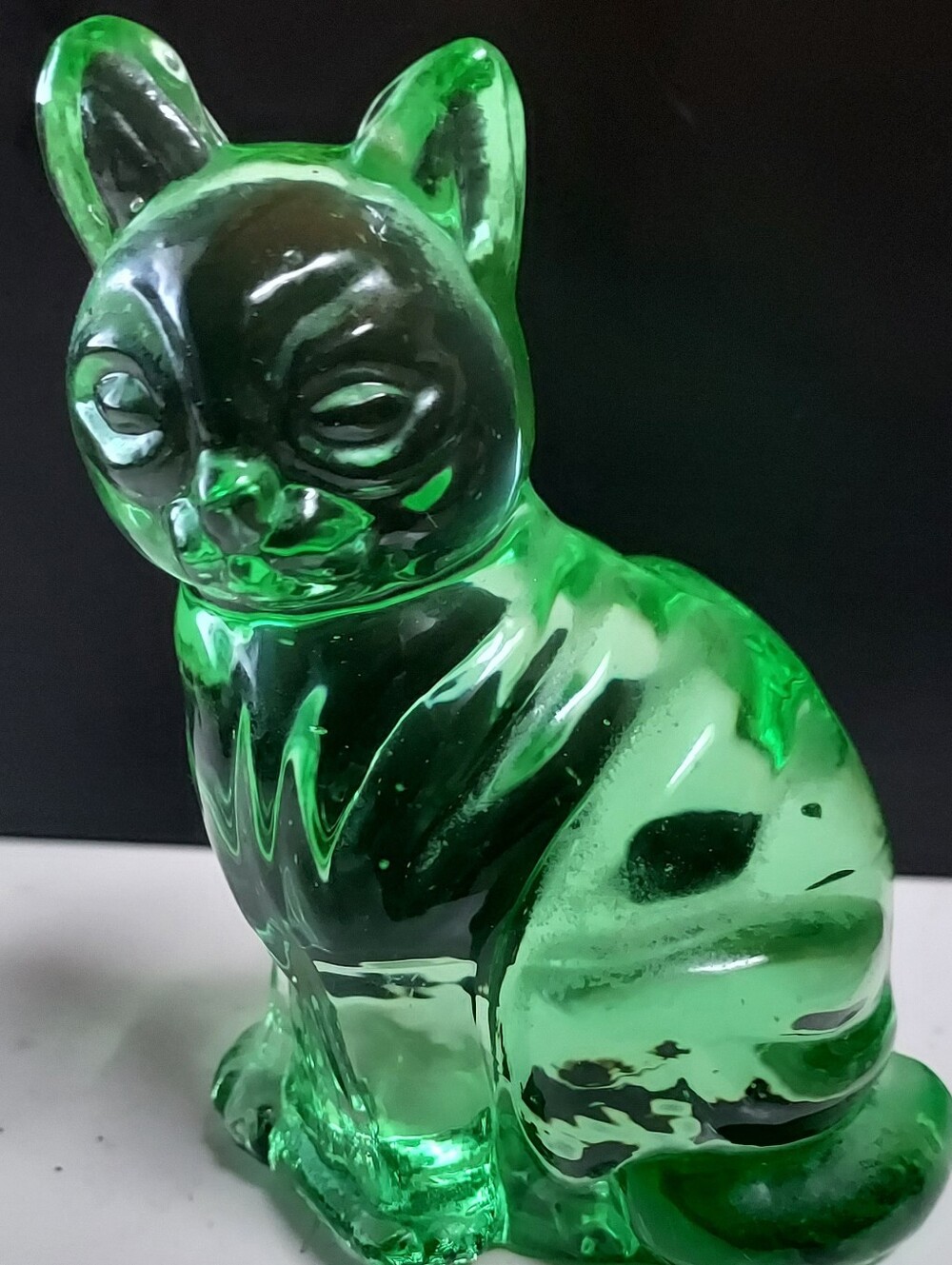 Green Art Glass Sitting Cat Figurine Vintage Fenton 3.5" Paperweight Collectible